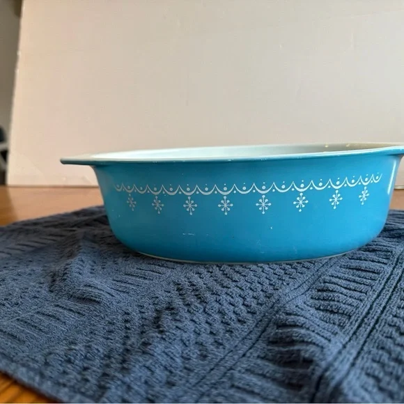 Pyrex Snowflake design lg 2.5 qt casserole dish, with white intact lid. - Picture 8 of 12